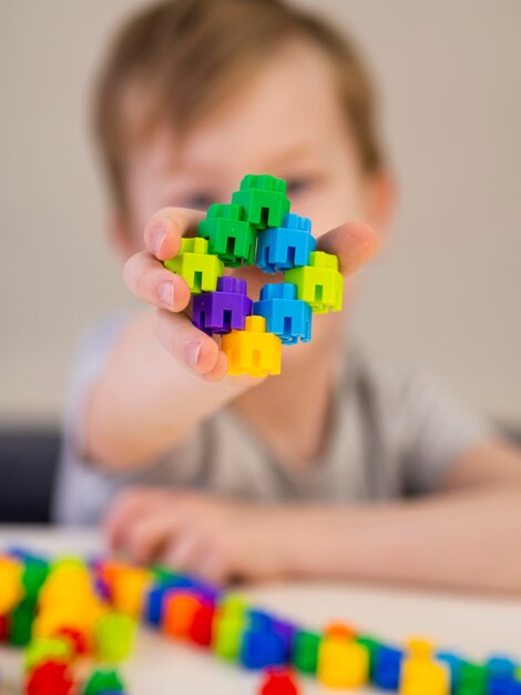 Bambino che mostra il suo gioco colorato