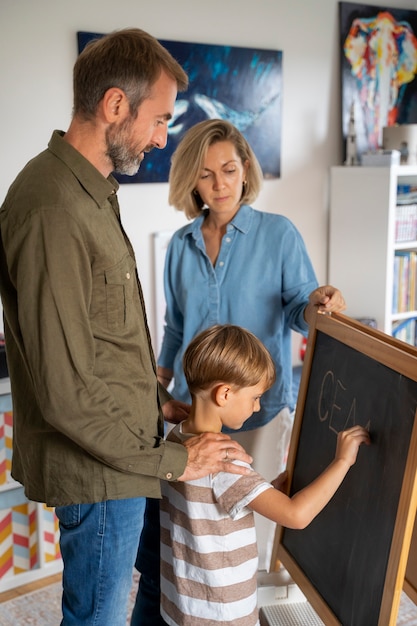 Bambino che riceve istruzione a casa