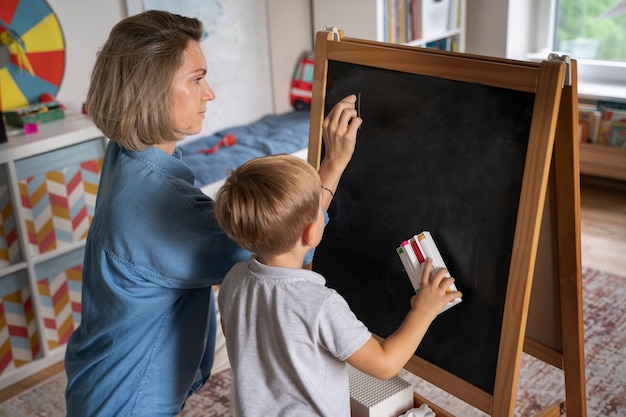 Bambino che riceve istruzione a casa