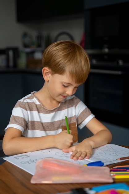 Bambino che riceve istruzione a casa