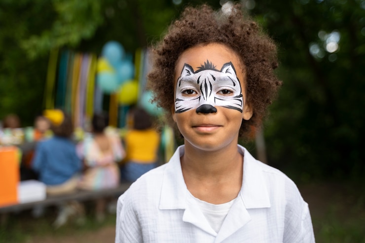Foto gratuito bambino che si diverte alla festa nella giungla