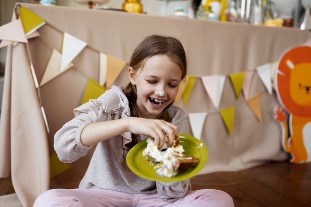 Bambino che si diverte alla festa nella giungla