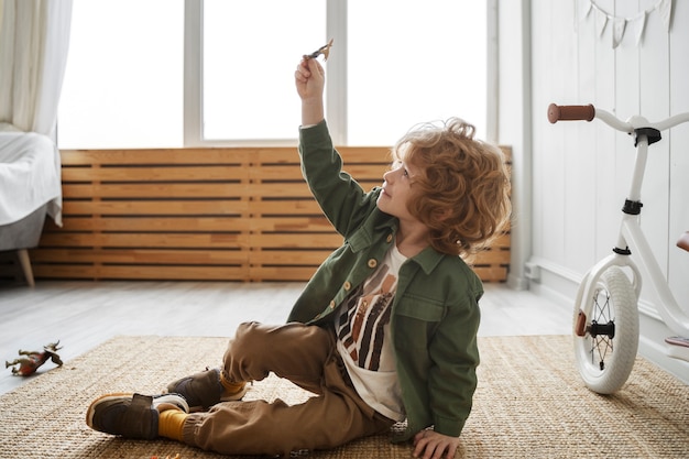 Bambino che si diverte durante la ricreazione