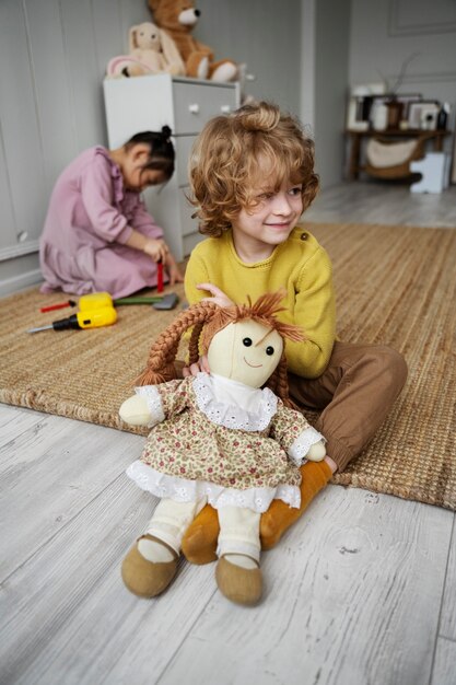 Bambino che si diverte durante la ricreazione