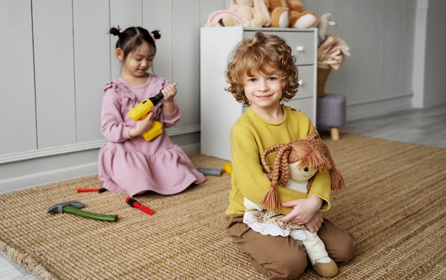 Bambino che si diverte durante la ricreazione