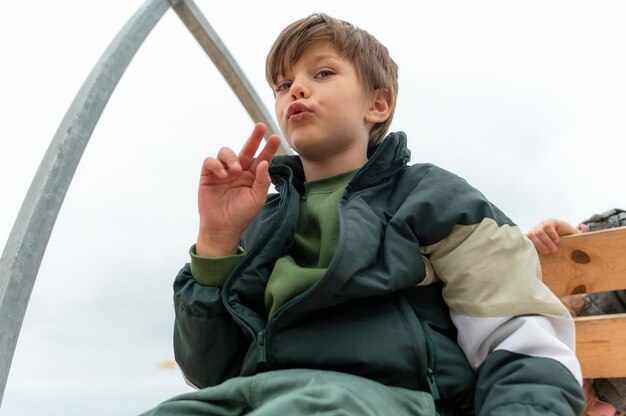 Bambino che si diverte in riva al mare