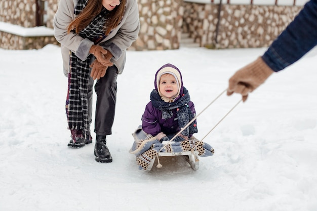 Bambino che si gode le attività invernali con la famiglia