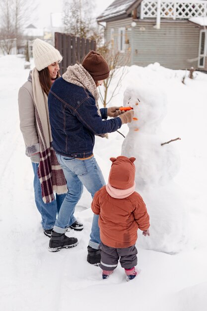 Bambino che si gode le attività invernali con la famiglia