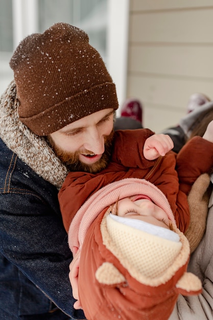 Bambino che si gode le attività invernali con la famiglia