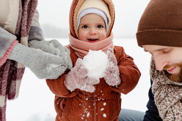 Bambino che si gode le attività invernali con la famiglia