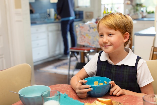 Bambino che si prepara per il primo giorno di scuola