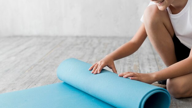 Bambino che stabilisce un tappeto sportivo