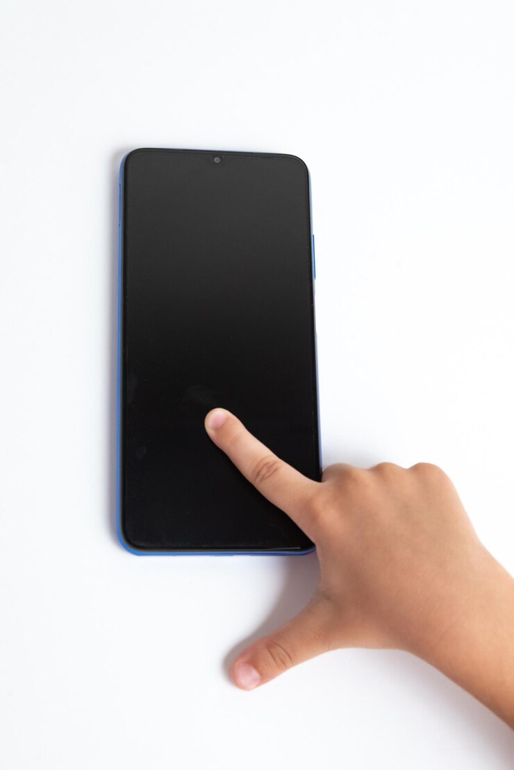 Foto gratuito bambino che tiene il cellulare su sfondo bianco