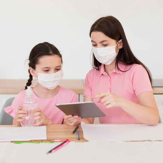 Bambino che tiene la bottiglia di disinfettante