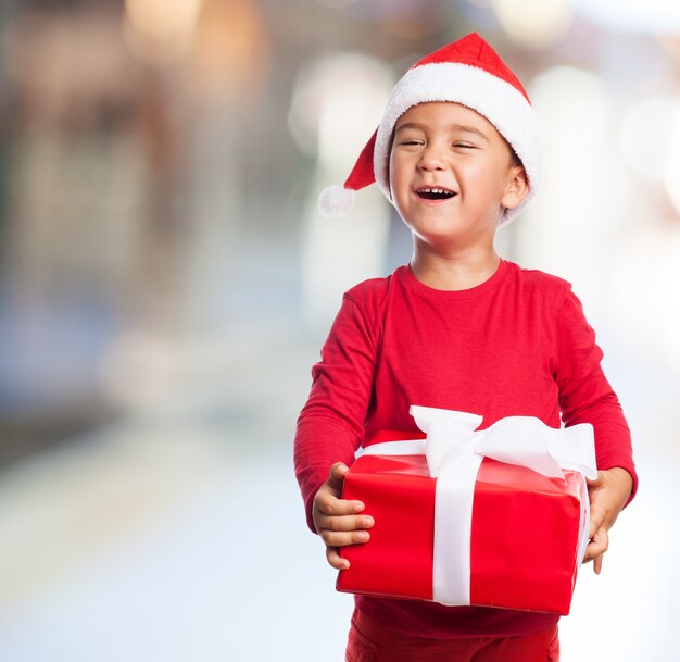 Bambino che tiene un regalo