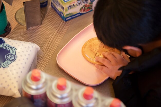 bambino che tocca il biscotto dalgona