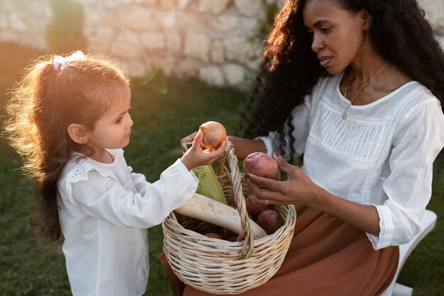 Bambino che trascorre del tempo con i genitori