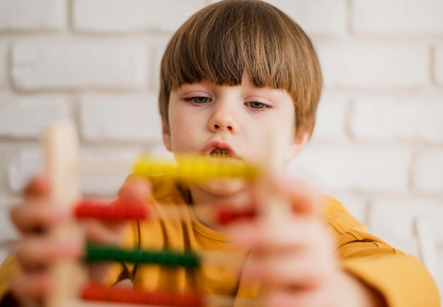 Bambino che utilizza abaco a casa