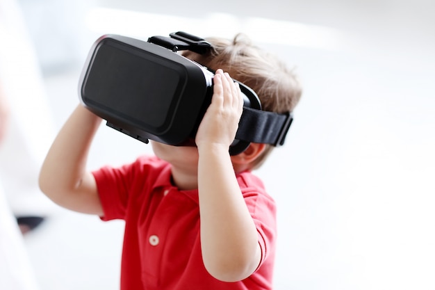 bambino che utilizza vr