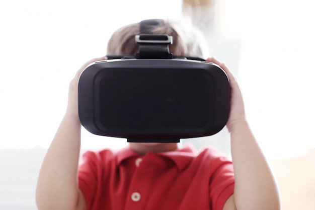 bambino che utilizza vr