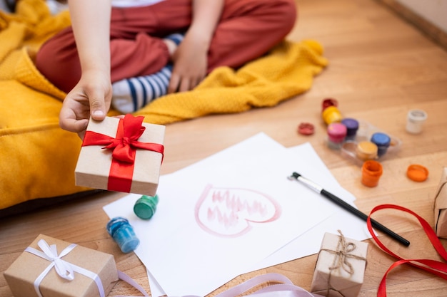 Bambino circondato da diversi elementi per hobby hobby