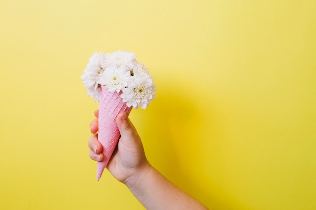 Bambino con gelato floreale carino