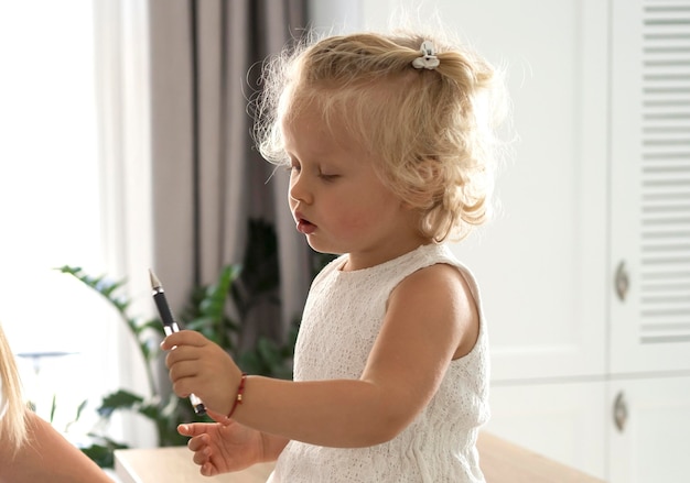 Bambino con penna a casa durante la quarantena