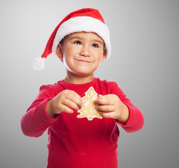 Bambino con un albero biscotto