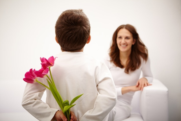 Bambino con una sorpresa per sua madre