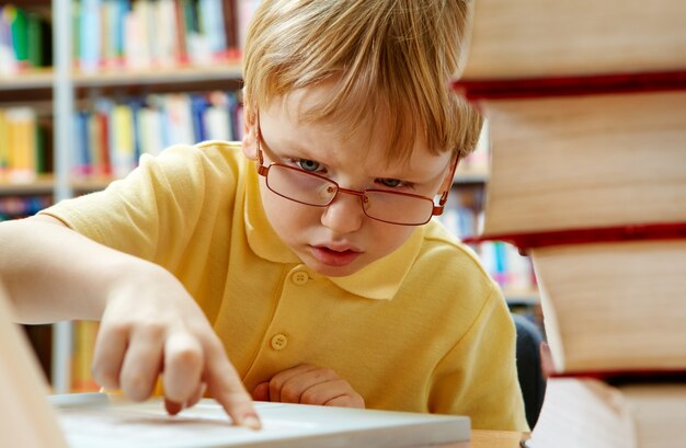 Bambino curioso con un computer portatile