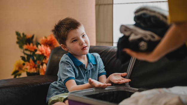 Bambino del primo piano che aiuta con i bagagli