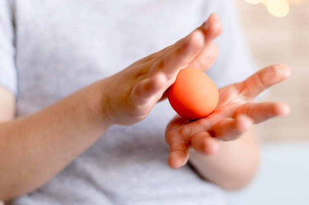 Bambino del primo piano che gioca con il plasticine