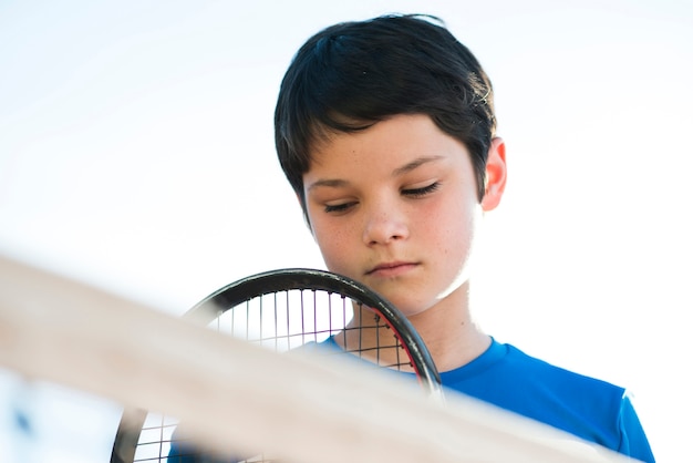 Bambino del primo piano che osserva giù