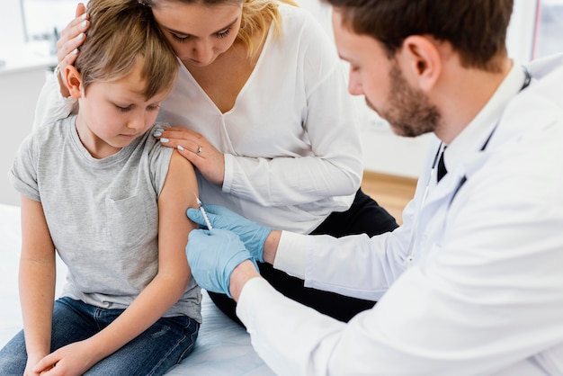 Bambino del primo piano che si vaccina