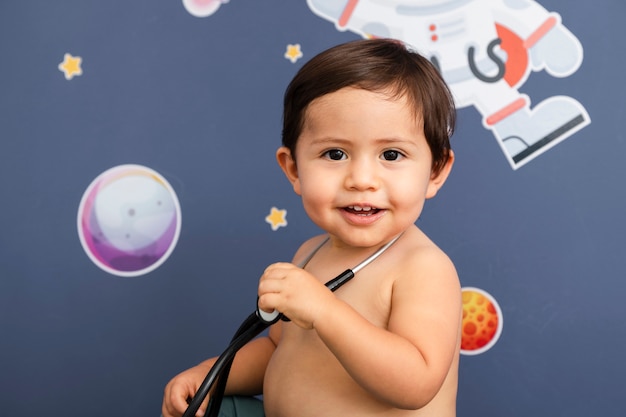 Bambino del primo piano che tiene uno stetoscopio