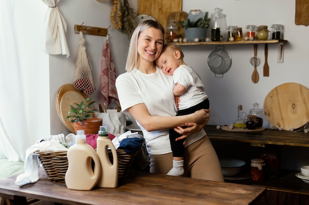 Bambino della holding della donna del colpo medio