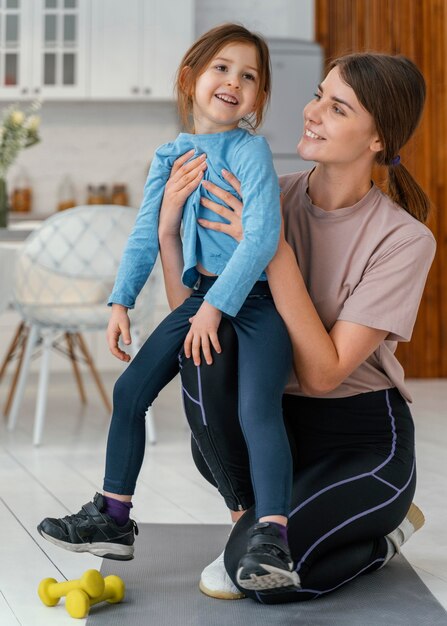 Bambino della holding della donna di smiley