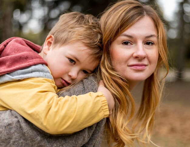 Bambino della holding della madre del primo piano