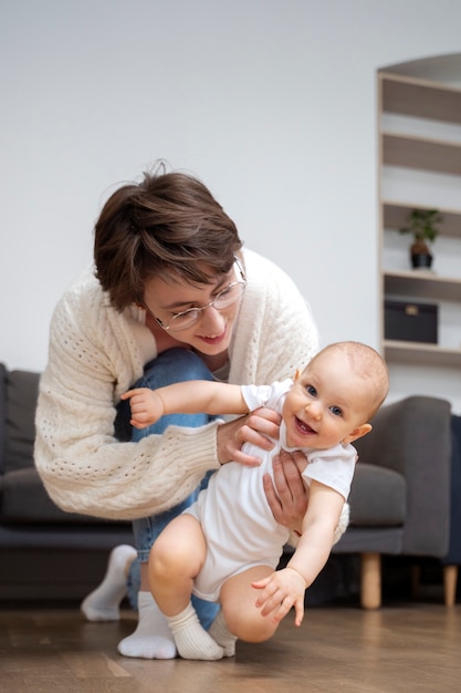 Bambino della holding della madre di smiley del colpo pieno