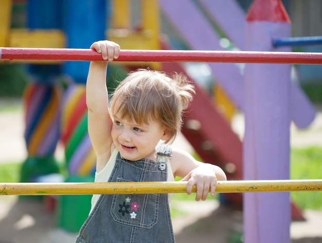 Bambino di due anni al parco giochi