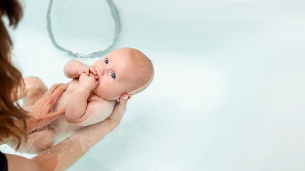 Bambino di lavaggio della donna del primo piano