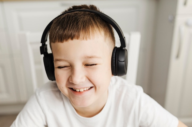 Bambino di smiley vista frontale che indossa le cuffie