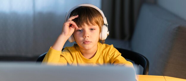 Bambino di vista frontale che segue i corsi virtuali