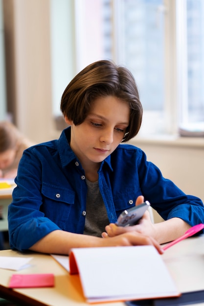 Bambino di vista frontale che tradisce a scuola