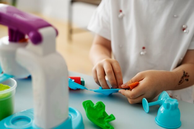 Bambino di vista laterale che gioca al chiuso