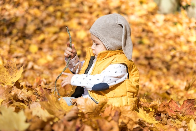 Bambino di vista laterale con il cappello che gioca all'aperto