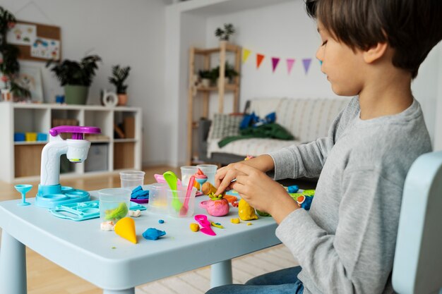 Bambino di vista laterale con playdough