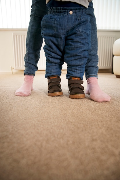 Bambino e genitore che camminano dentro