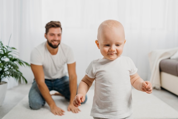 Bambino e padre che giocano insieme a casa