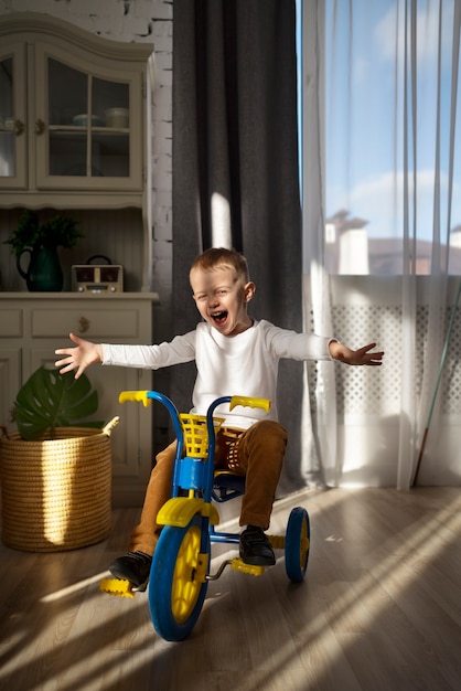 Bambino eccitato a tutto campo sul triciclo